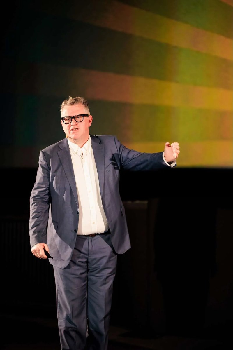 Thierry Moubax full-stage keynote