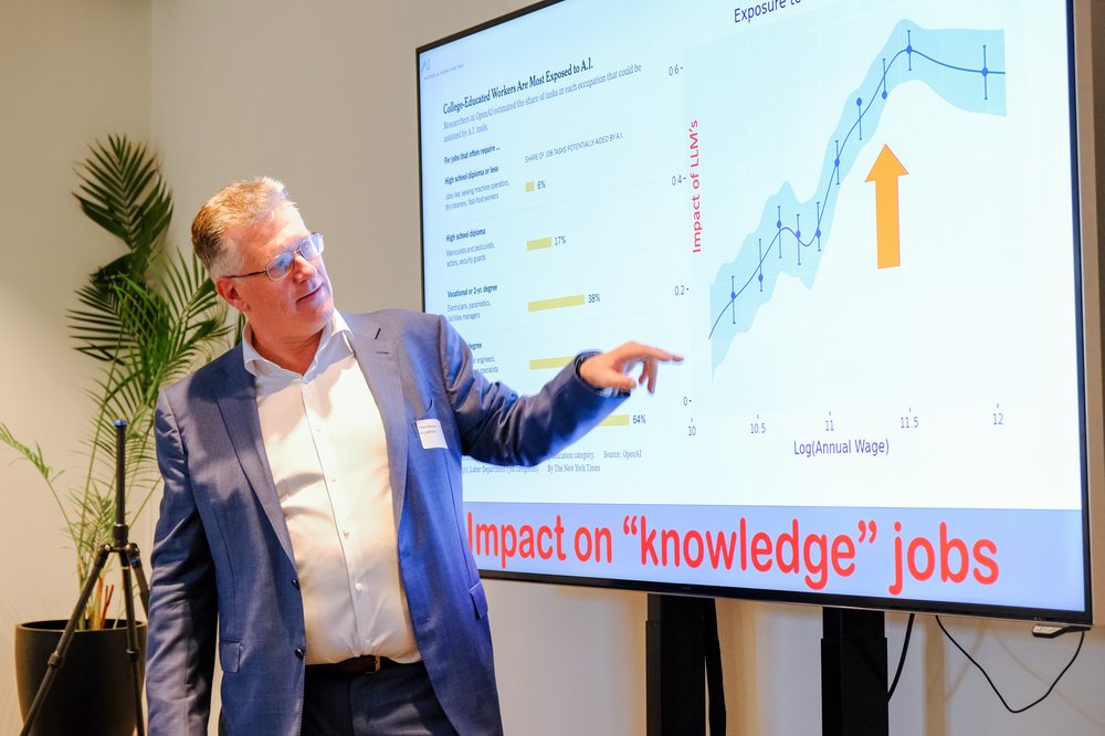 Thierry Moubax presenting on AI and knowledge work